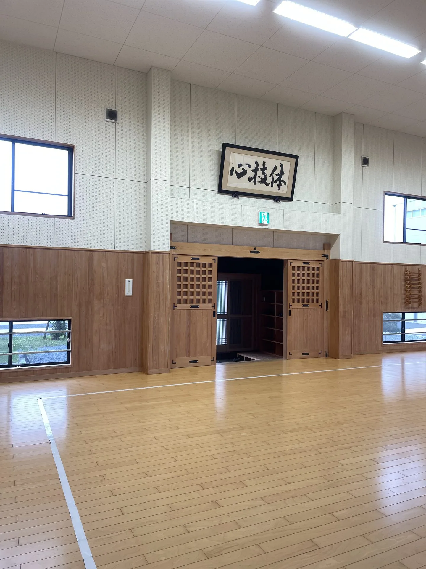 養心館 道場全景 — エヌテック社内の専用道場、神棚と書を背に広がる稽古場