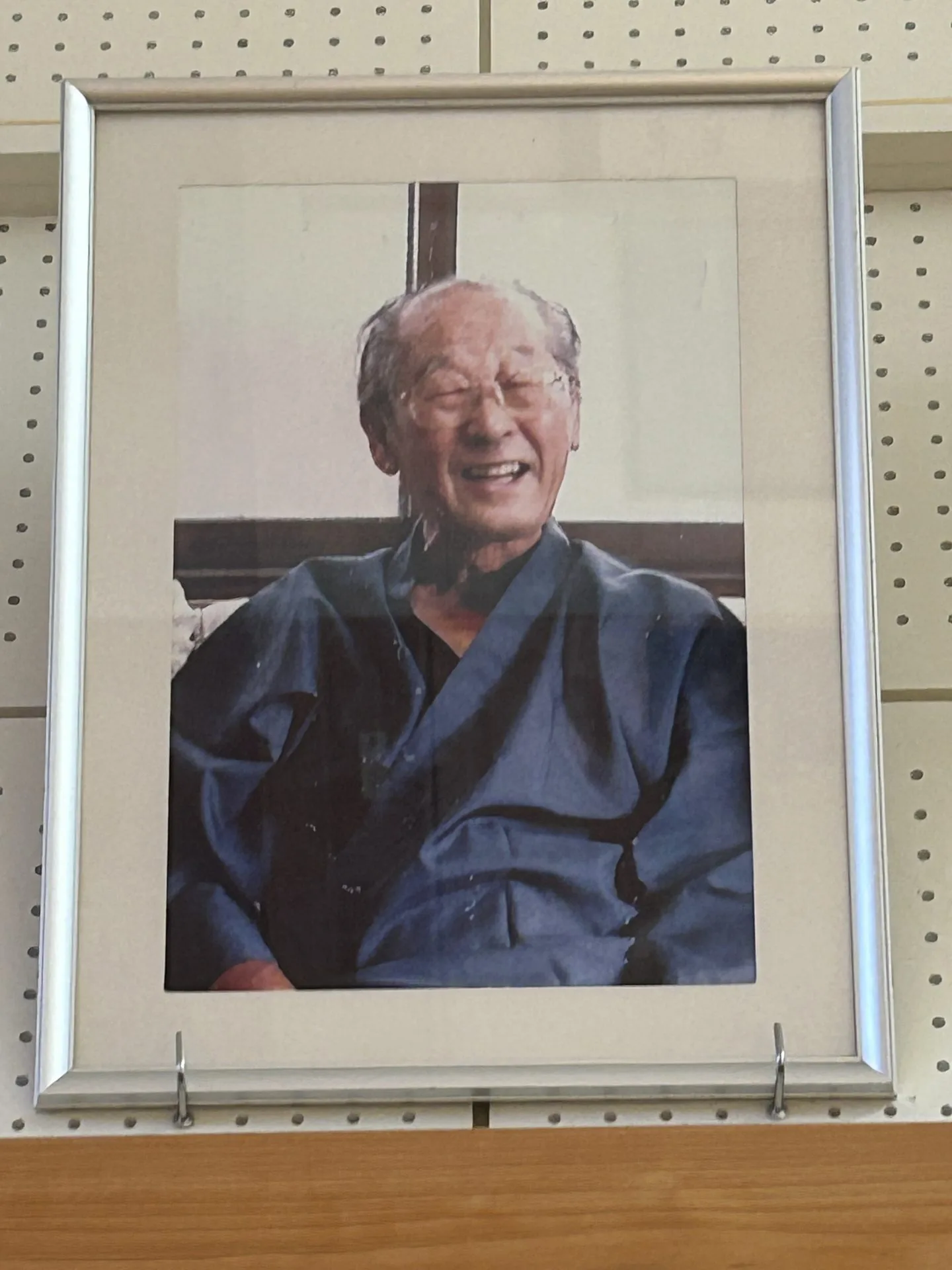堤 俊治 — 日本耐酸壜工業 前会長、養心館の源流。剣道着姿の額装写真