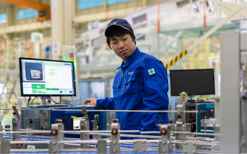 工場で稼働する検査装置